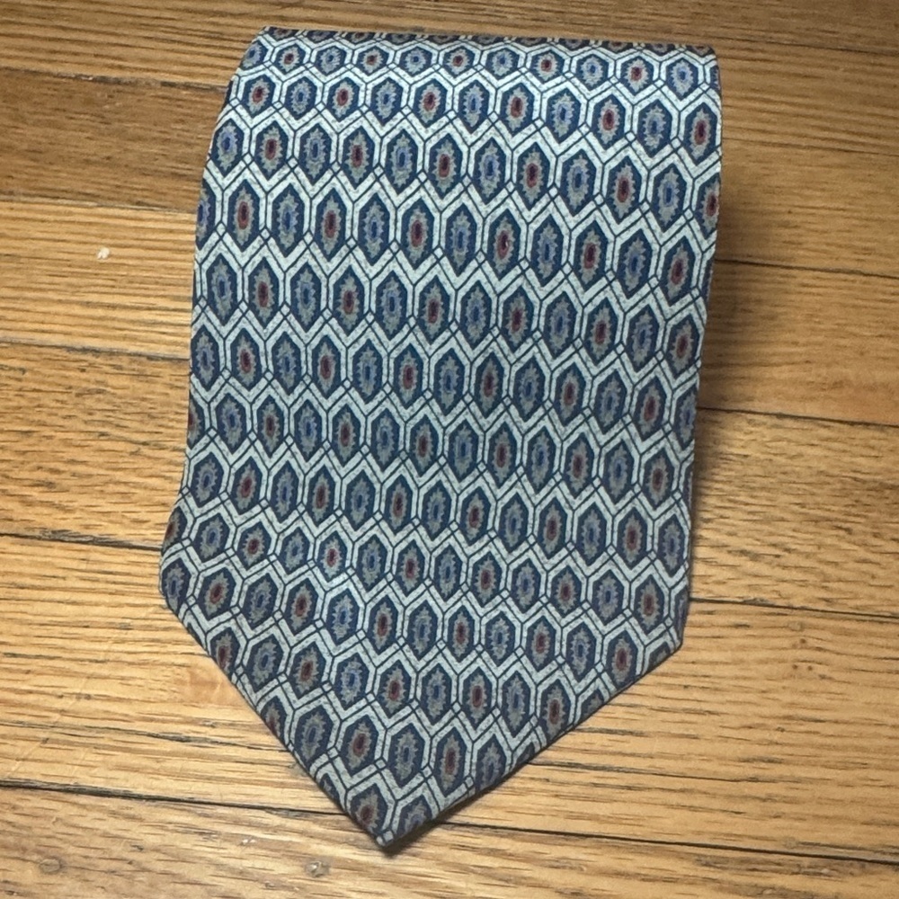Vintage Burberry Navy and Beige Hexagonal Pattern Silk Tie - Picture 8 of 11